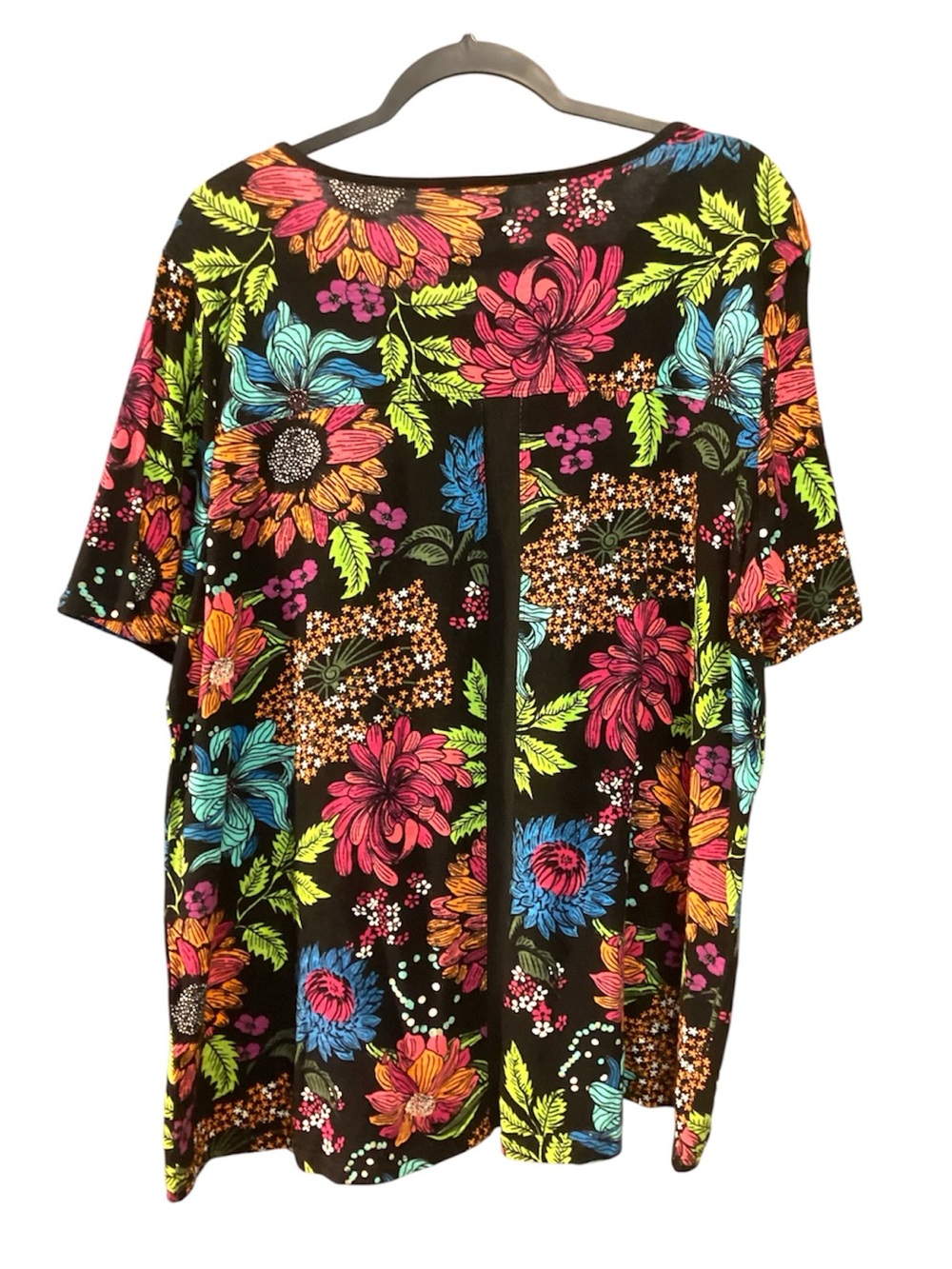 NWT Westbound Black Floral Scoop Neck Tee with Bright Multicolor Blooms - Picture 2 of 5